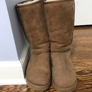 UGG classic tall boot. Chestnut color. Size 8